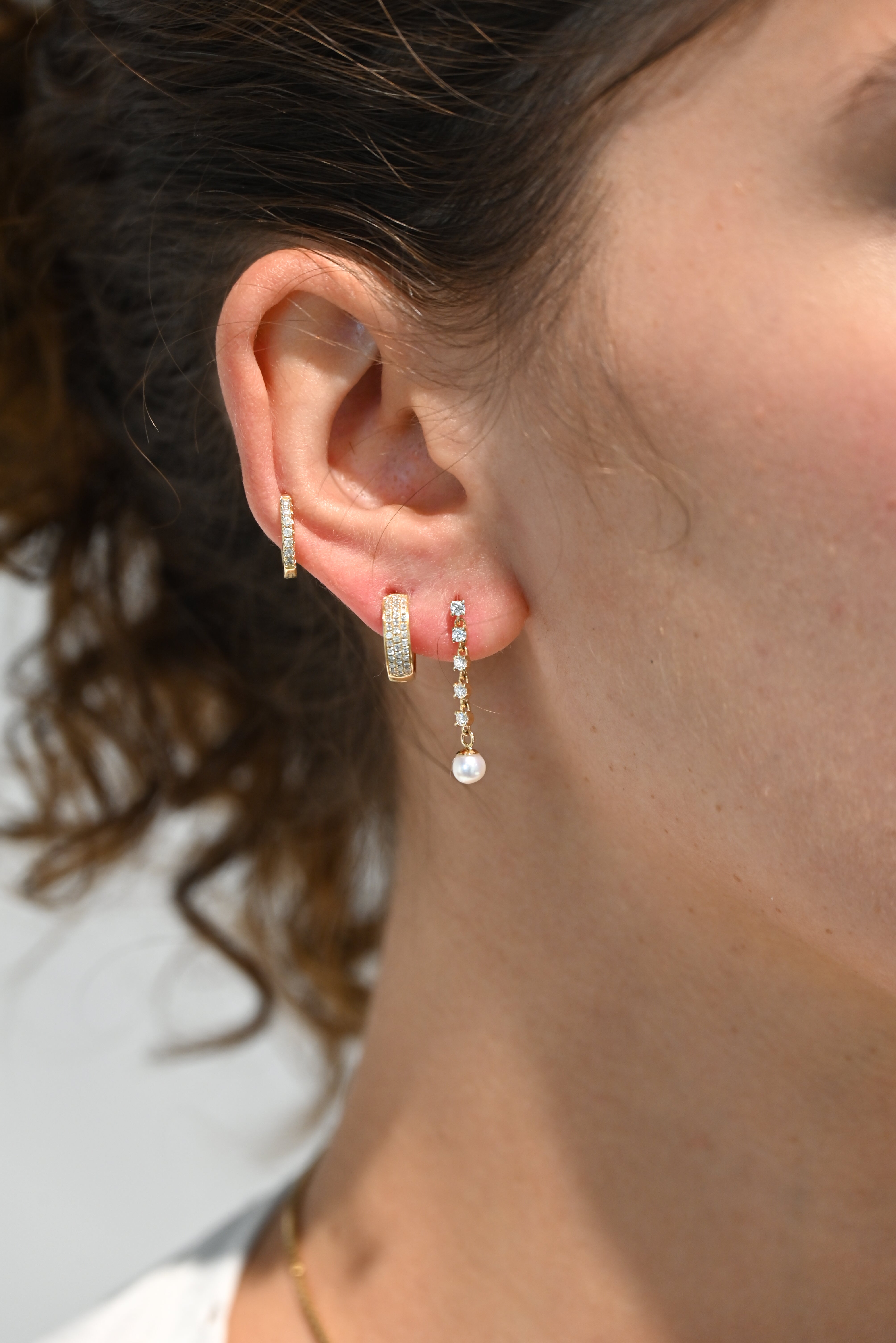 Aros de Tenis con Diamantes de Laboratorio y Perlas de Agua Dulce en Oro 14K