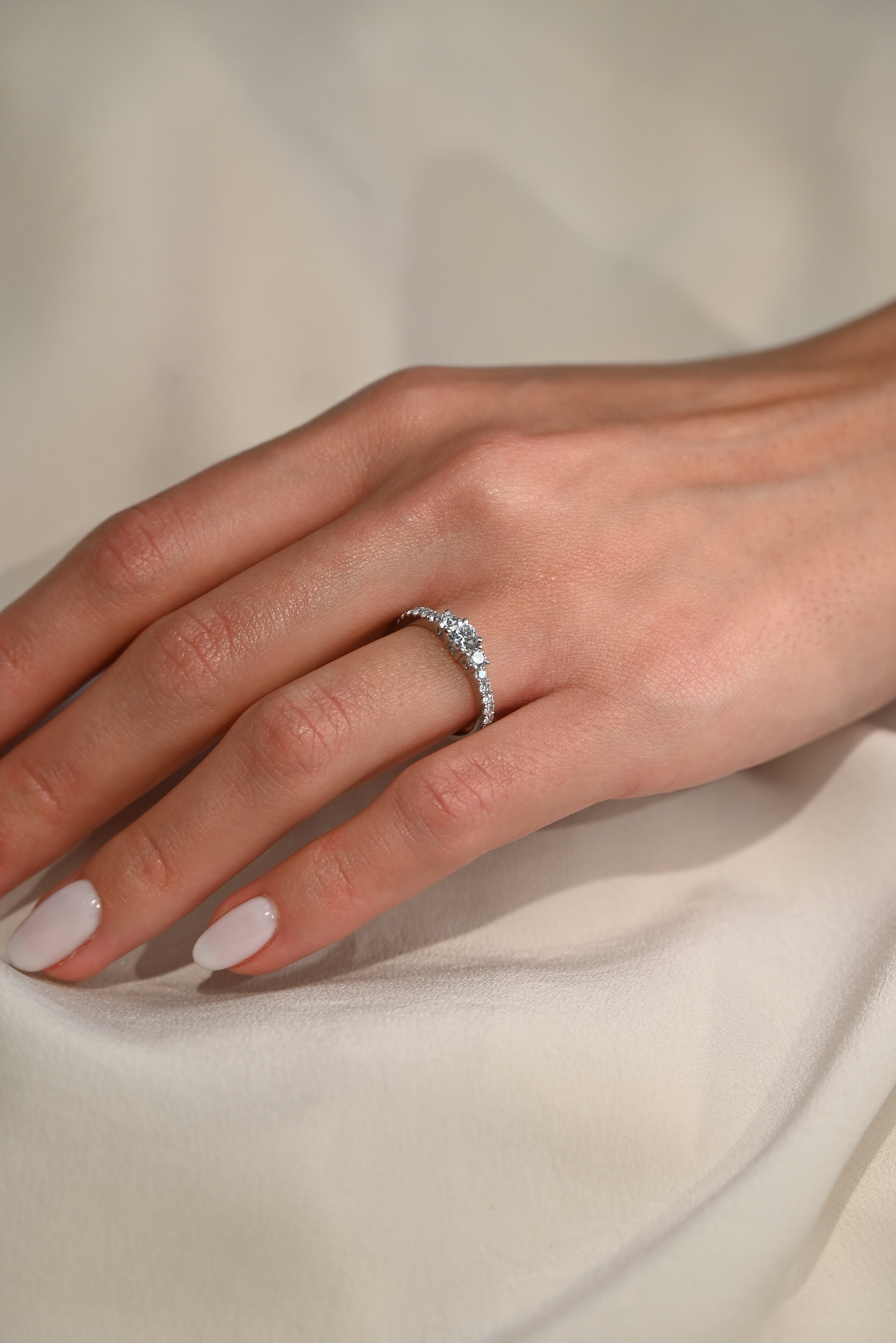Anillo de Compromiso de diamantes tres piedras Glam