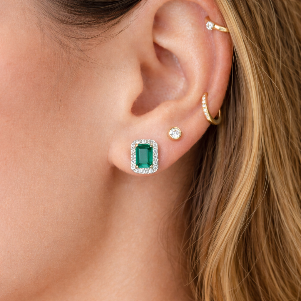 Aros de Esmeralda Lab en Plata 925 con Halo Brillante