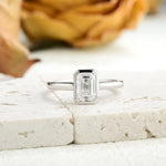 Anillo de Compromiso Solitario Bisel Esmeralda