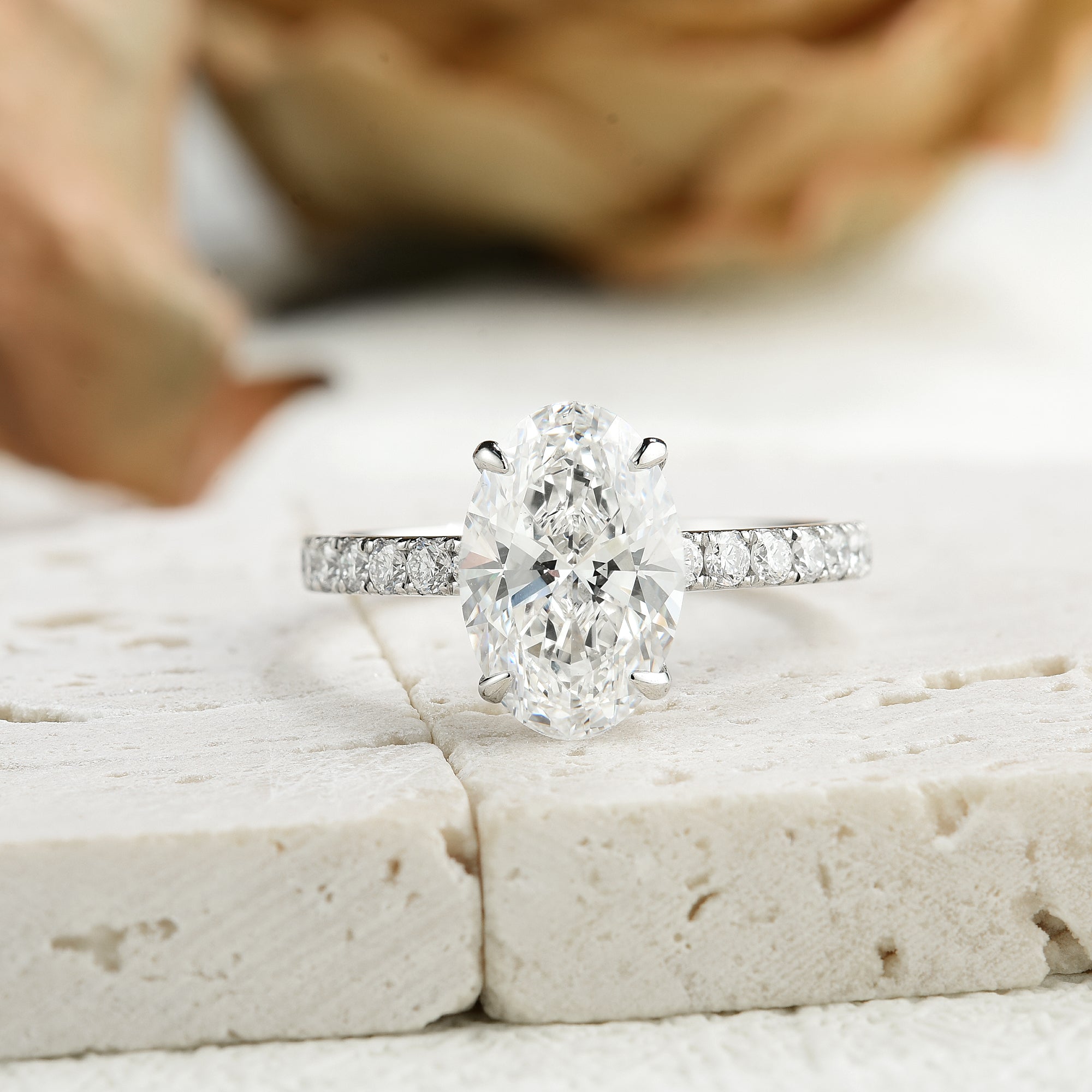 Anillo de Compromiso Laboratorio Oval Pavé y Diamantes Ocultos