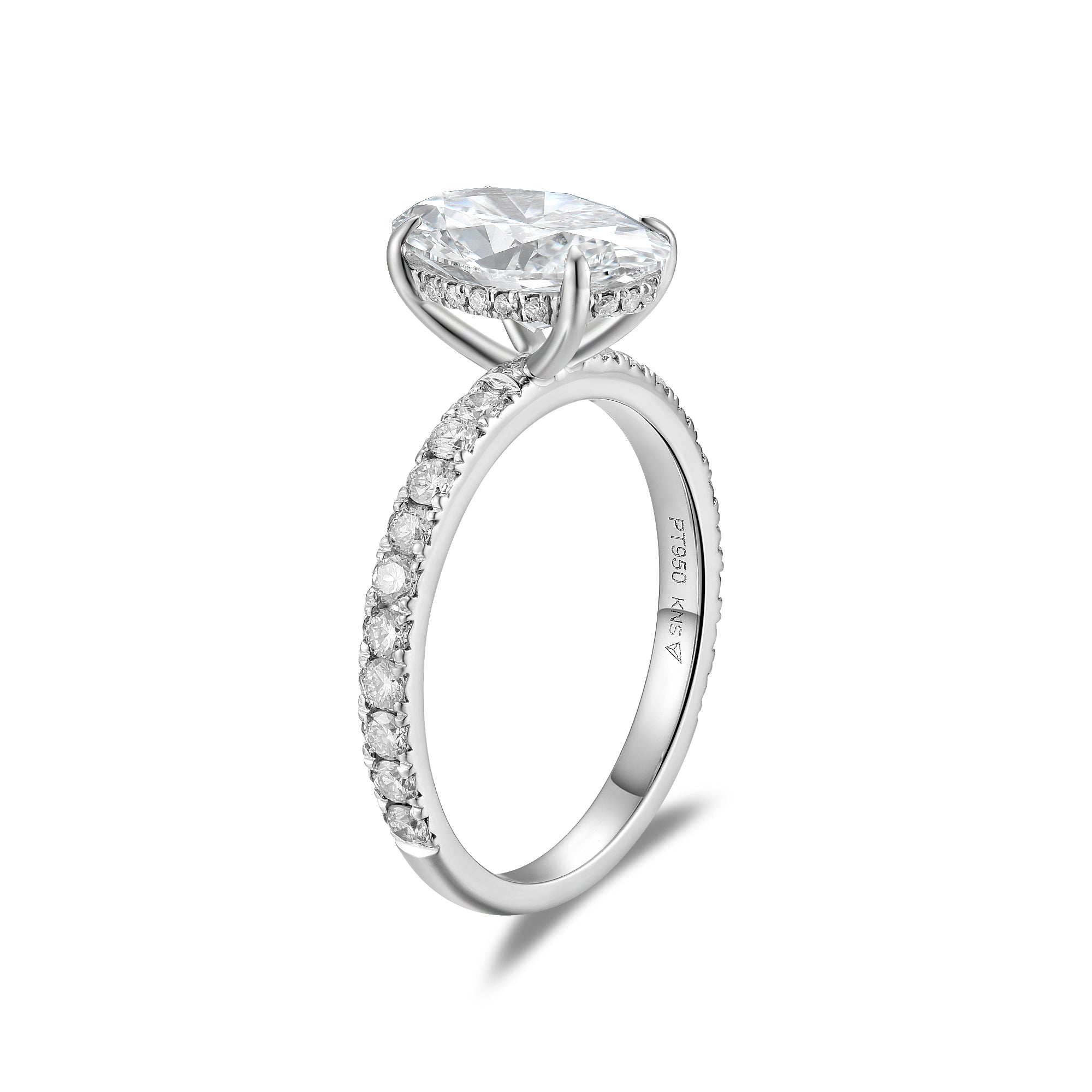 Anillo de Compromiso Laboratorio Oval Pavé y Diamantes Ocultos