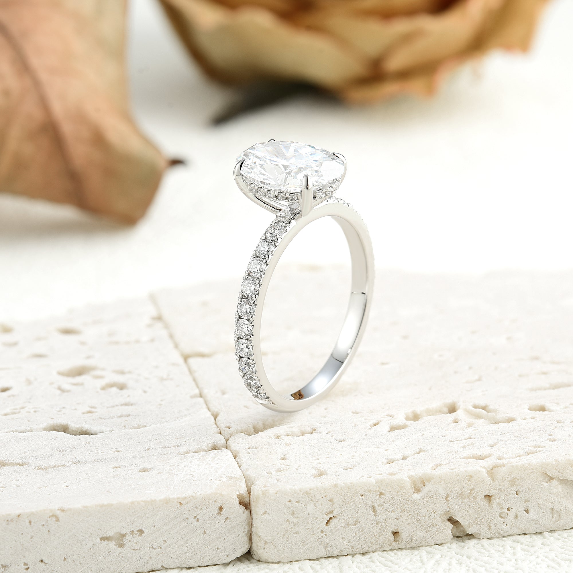 Anillo de Compromiso Laboratorio Oval Pavé y Diamantes Ocultos