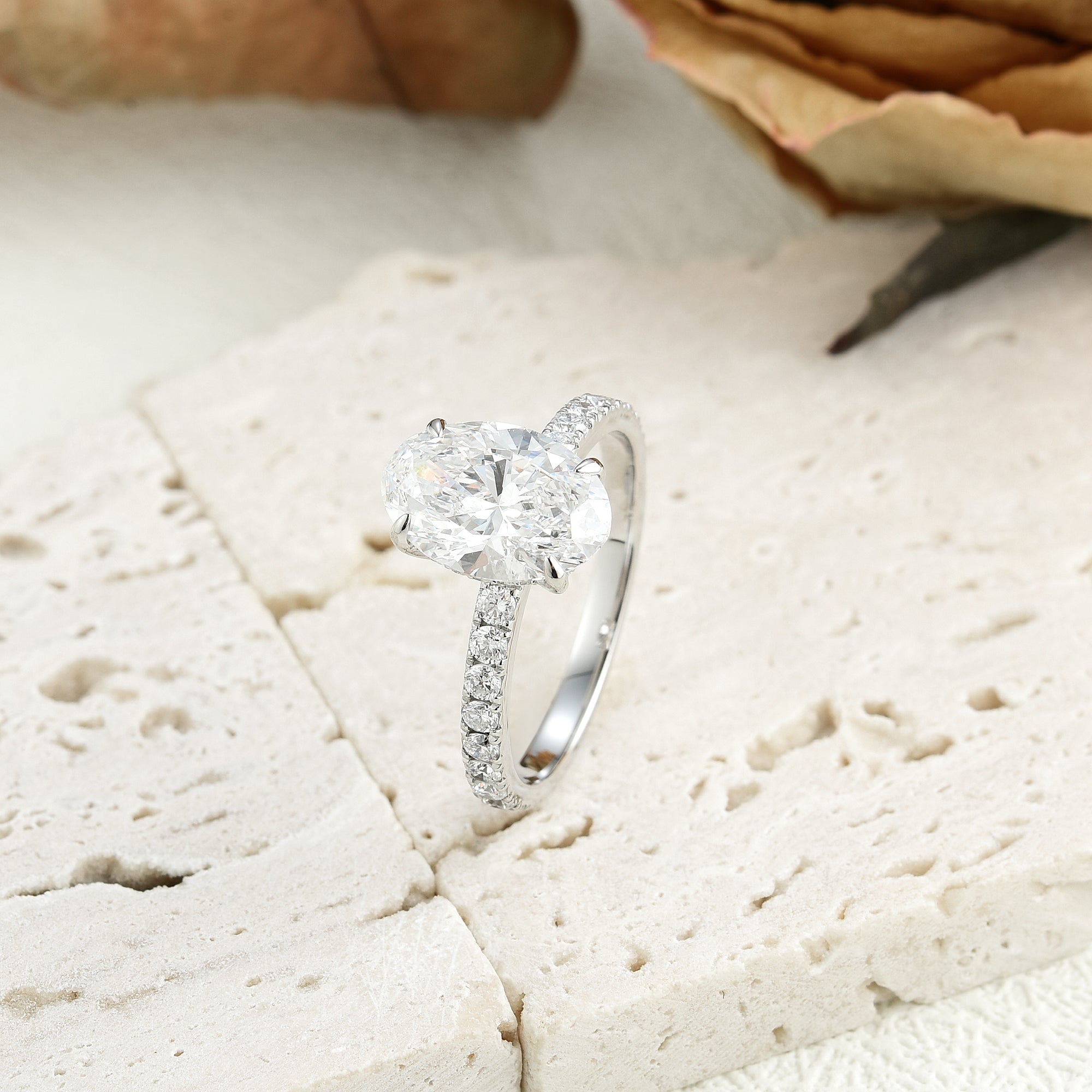 Anillo de Compromiso Laboratorio Oval Pavé y Diamantes Ocultos
