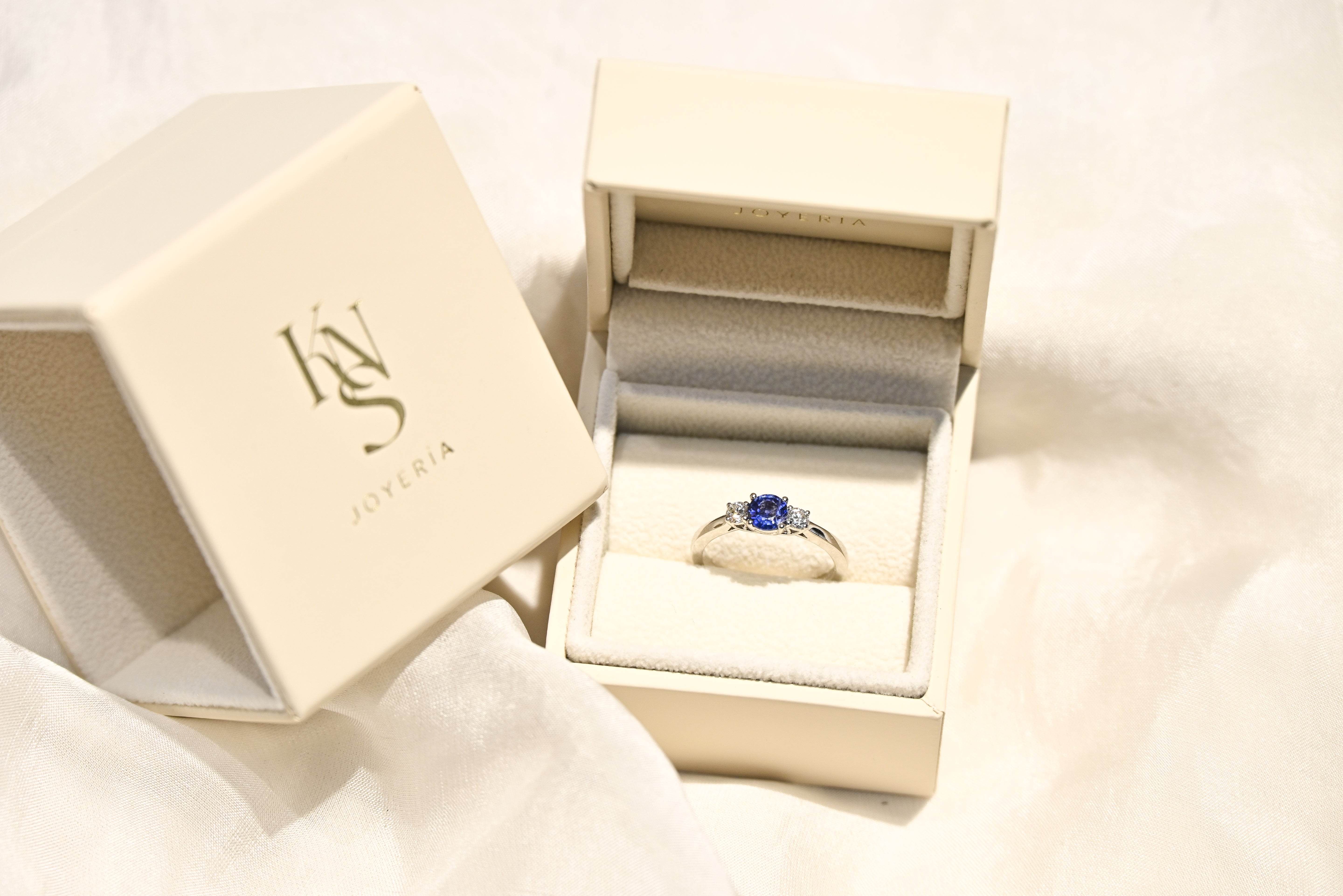 Anillo de Compromiso Tres Piedras Diamante y Zafiro