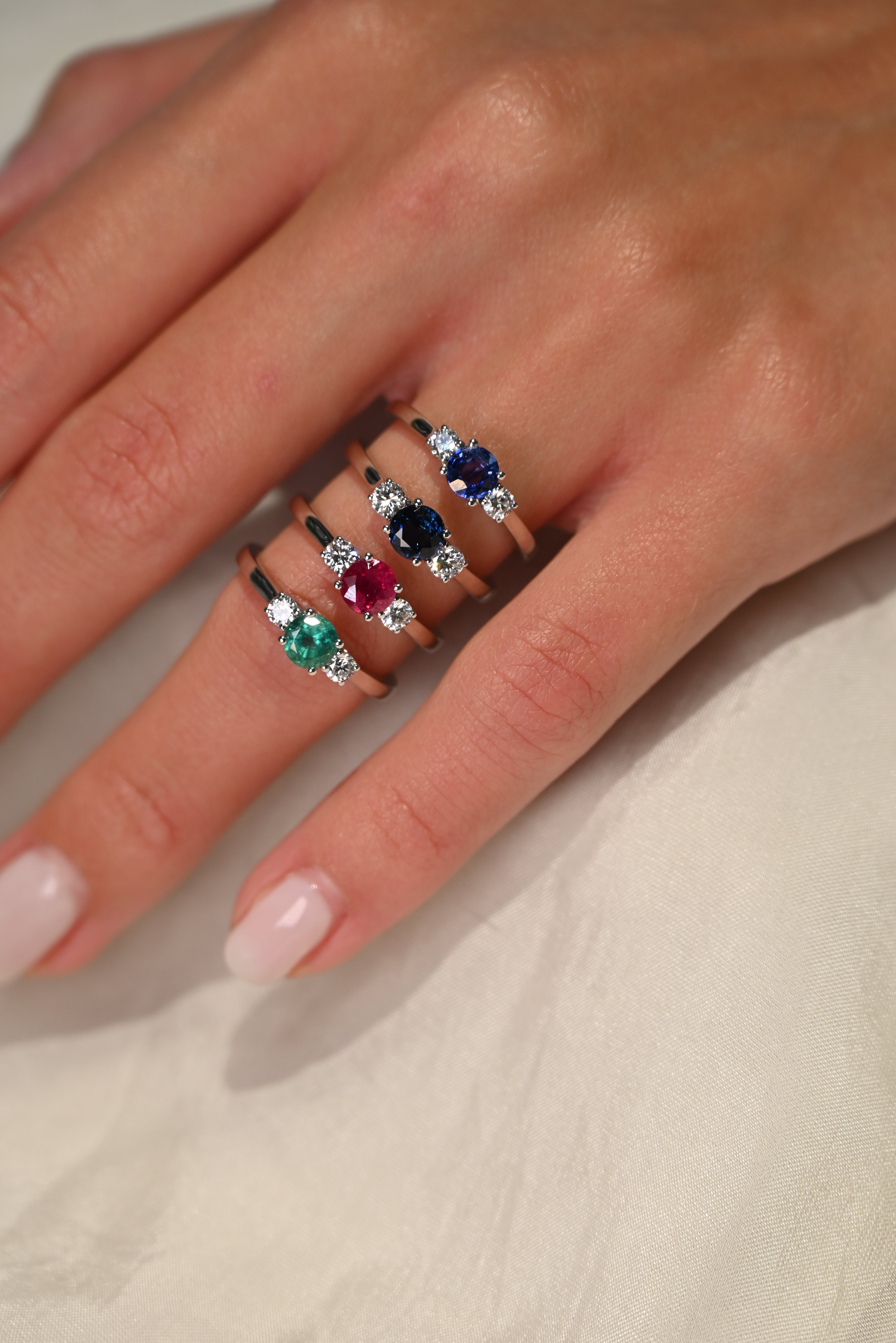 Anillo de Compromiso Tres Piedras Diamante y Zafiro