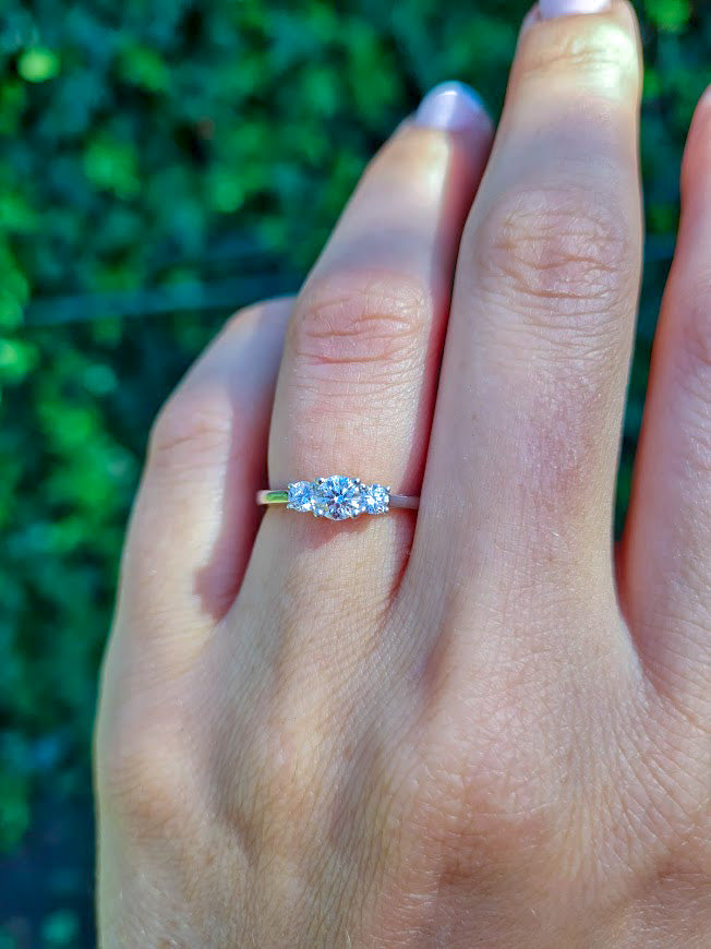 Anillo de Compromiso de Diamantes Tres Piedras Cross