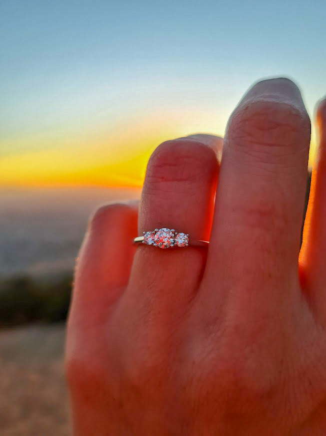 Anillo de Compromiso de Diamantes Tres Piedras Cross