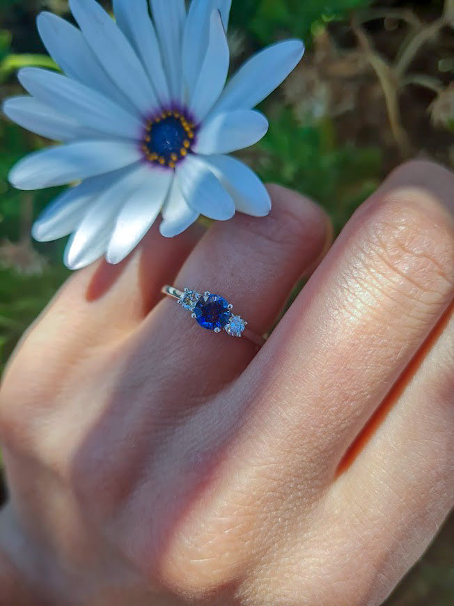 Anillo de Compromiso Tres Piedras Diamante y Zafiro