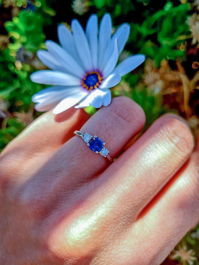 Anillo de Compromiso Tres Piedras Diamante y Zafiro