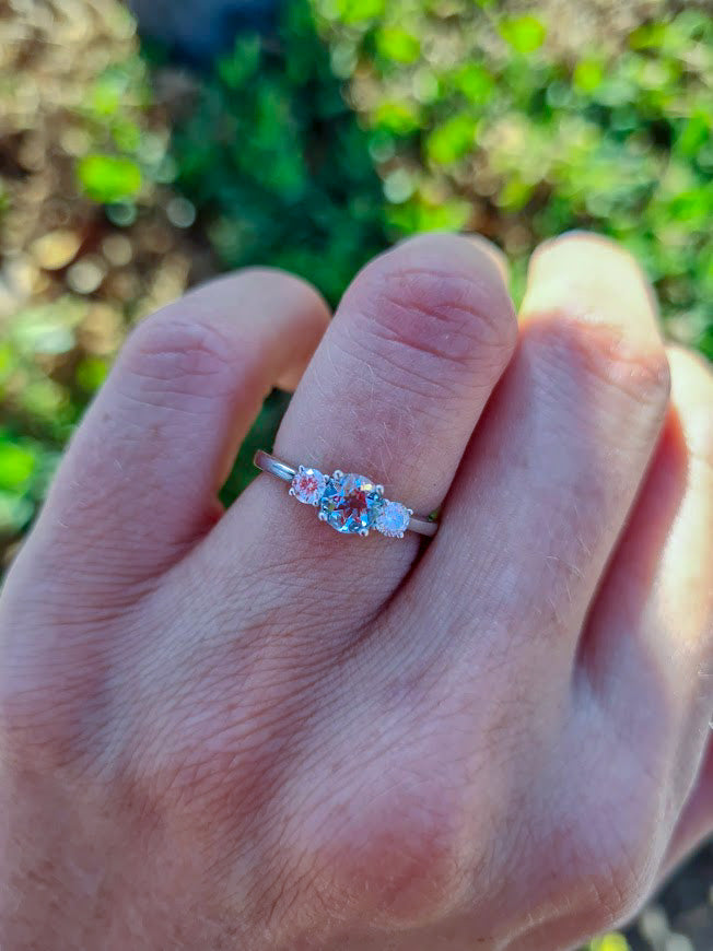 Anillo de Compromiso Tres Piedras Diamante y Aguamarina