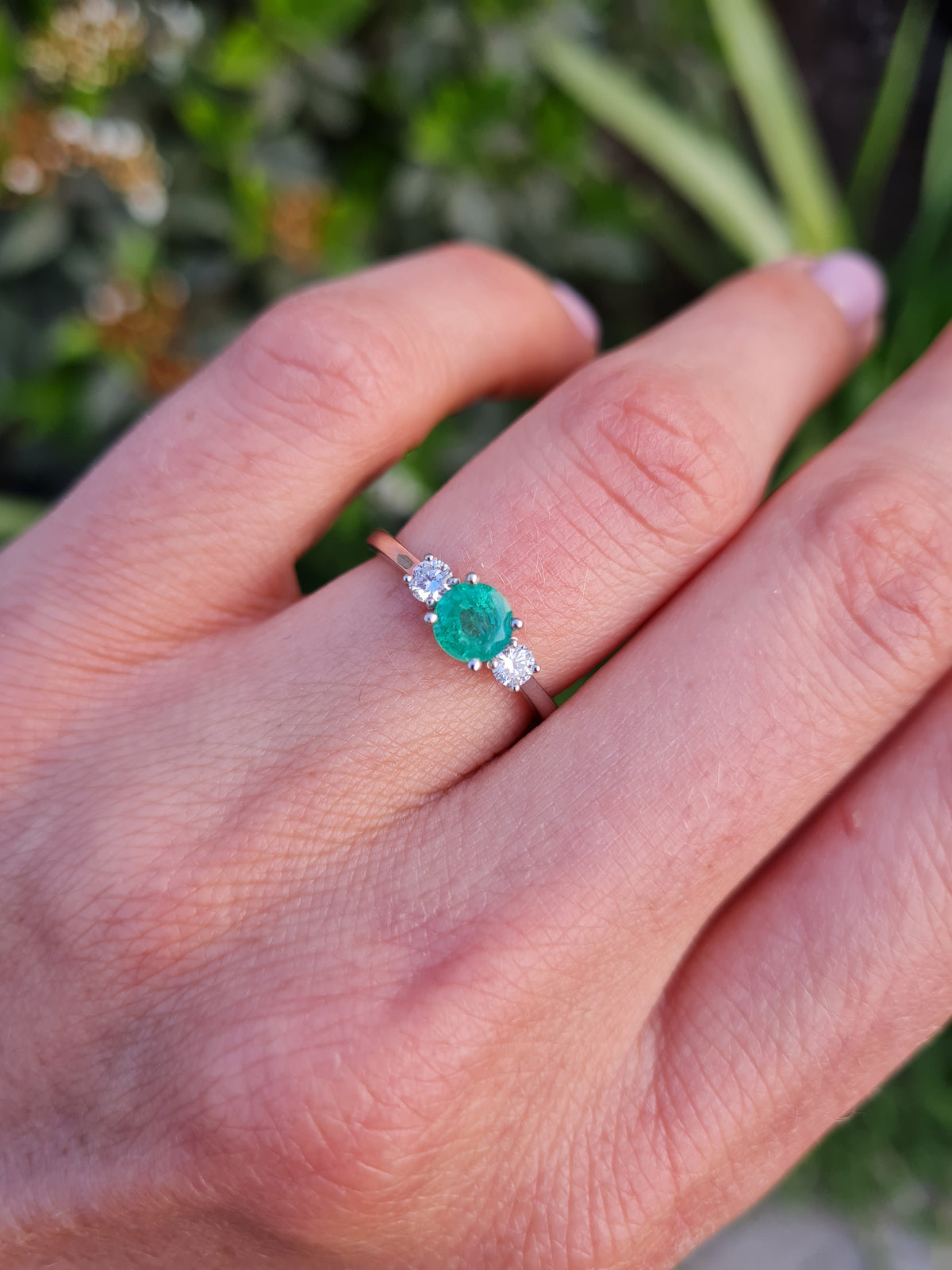 Anillo de Compromiso Tres Piedras Diamante y Esmeralda