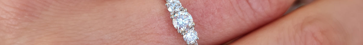 Anillo de diamantes tres piedras Glam - KONSENS