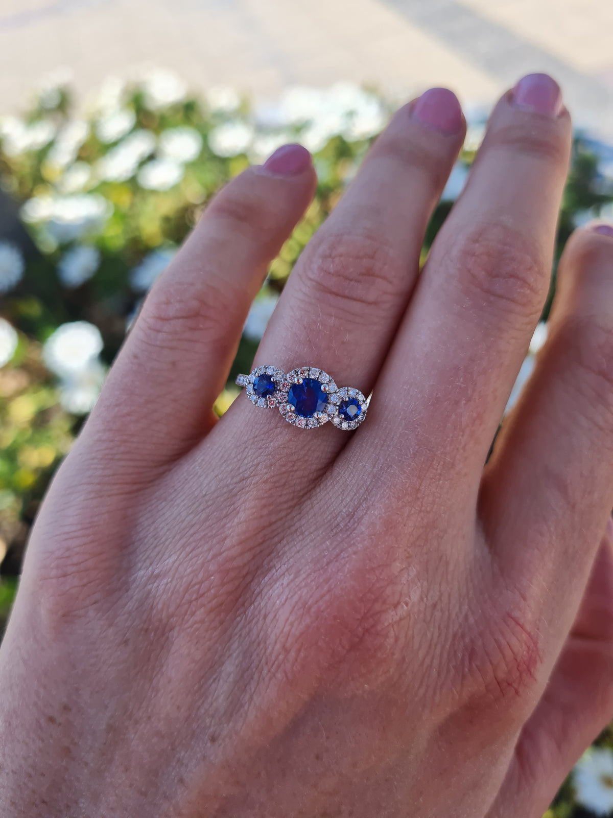 Anillo de Compromiso de Diamantes Tres Piedras Zafiro y Tres Halo