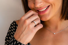 Anillo de diamantes tres piedras Glam - KONSENS