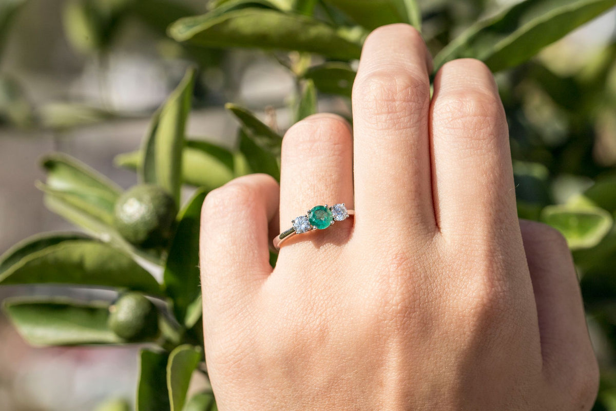 Anillo de Compromiso Tres Piedras Diamante y Esmeralda