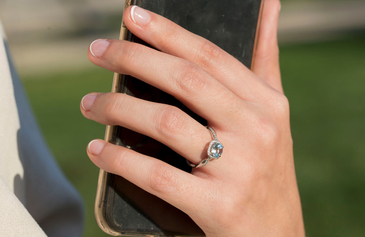 Anillo de Compromiso Diamante Halo y Aguamarina Trenzado